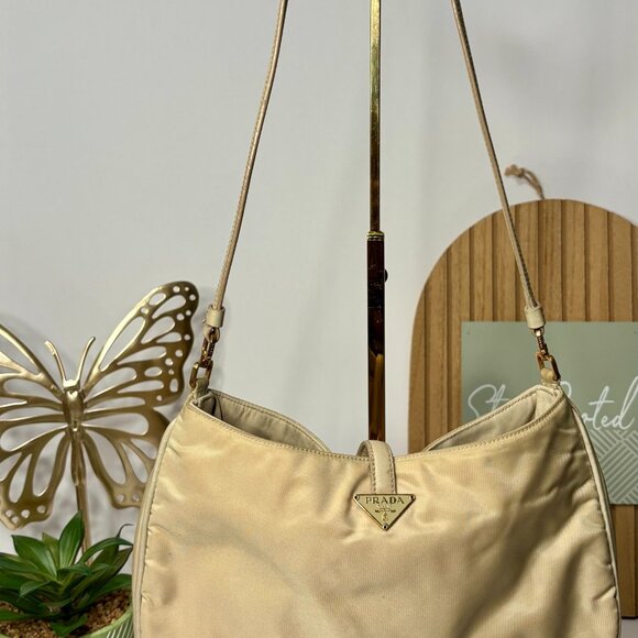 Beautiful Prada Tessuto Shoulder Bag with Gold Clasp - Picture 3 of 14